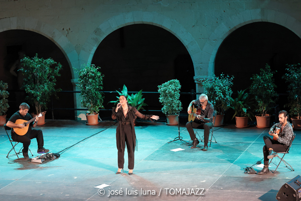 Sara Correira (Nits a Bellver. Palma. 2025-08-19) Por José Luis Luna Rocafort [INSTANTZZ AKA Galería fotográfica AKA Fotoblog de jazz, impro… y algo más] - Tomajazz - Sara Correira actuó en Nits a Bellver en el castillo situado en Palma el 19 de agosto de 2025. José Luis Luna Rocafort lo retrata en INSTANTZZ. Actuaron Sara Correira, Diogo Clemente, Ângelo Freire, Frederico Gato