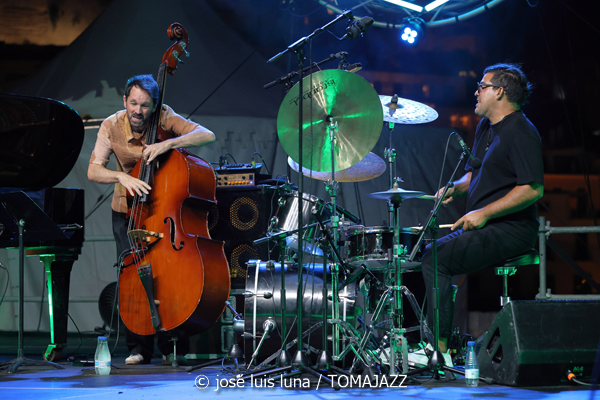 Álex Conde Trío (37 Eivissa Jazz 2025. 2025-09-04) Por José Luis Luna Rocafort [INSTANTZZ AKA Galería fotográfica AKA Fotoblog de jazz, impro… y algo más] - Tomajazz - Álex Conde Trío actuó en el 37 Eivissa Jazz 2025. José Luis Luna Rocafort lo retrata en INSTANTZZ. Actuaron Álex Conde, Pablo Martín Caminero, Michael Olivera