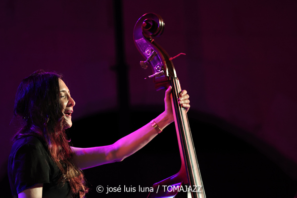 Giulia Valle Trío (Jazz Palma Festival 2025. Castell de Bellver. Palma. 2025-08-21) Por José Luis Luna Rocafort [INSTANTZZ AKA Galería fotográfica AKA Fotoblog de jazz, impro… y algo más] - Tomajazz - Giulia Valle Trío (actuó en el Jazz Palma Festival 2025 en el Castell de Bellver el 21 de agosto de 2025. José Luis Luna Rocafort la retrata en INSTANTZZ. Actuaron