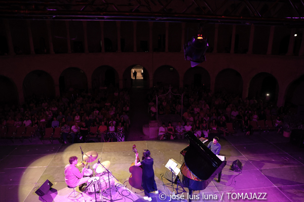 Giulia Valle Trío (Jazz Palma Festival 2025. Castell de Bellver. Palma. 2025-08-21) Por José Luis Luna Rocafort [INSTANTZZ AKA Galería fotográfica AKA Fotoblog de jazz, impro… y algo más] - Tomajazz - Giulia Valle Trío (actuó en el Jazz Palma Festival 2025 en el Castell de Bellver el 21 de agosto de 2025. José Luis Luna Rocafort la retrata en INSTANTZZ. Actuaron