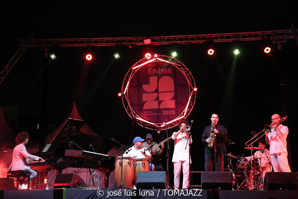 Carlos Sarduy & Groove Messengers (37 Eivissa Jazz 2025. Baluard de Santa Llúcia. Eivissa. 2025-09-06) Por José Luis Luna Rocafort [INSTANTZZ AKA Galería fotográfica AKA Fotoblog de jazz, impro… y algo más] - Tomajazz - Carlos Sarduy & Groove Messengers actuaron en el 37 Eivissa Jazz 2025. José Luis Luna Rocafort lo retrata en INSTANTZZ. Actuaron Carlos Sarduy, Alexey León, Vicent Tur, Abel Marcel, Aaron Puente, Jay Kalo Sánchez, Marina Abad, Noslen Ortega