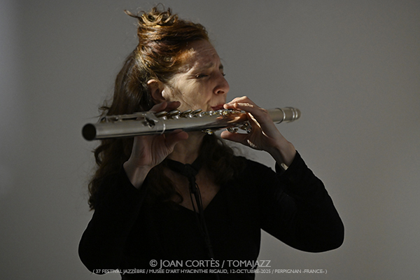 Cléa Torales «Balade au Musée» (37 Jazzèbre / Musée d’Art Hyacinthe Rigaud, 2025-10-12 / Perpignan -France-) [6] Por Joan Cortès [INSTANTZZ AKA Galería fotográfica AKA Fotoblog de jazz, impro… y algo más] - Tomajazz - Cléa Torales «Balade au Musée» actuó en el 37 Jazzèbre 2025 en Perpignan -Francia-. Joan Cortès retrata el concierto en INSTANTZZ