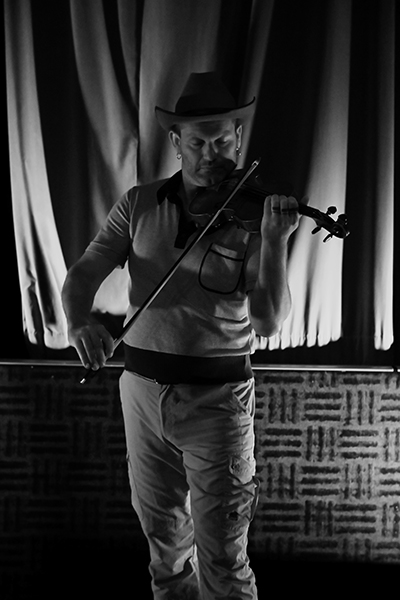 Robin Fincker & Mathieu Werchowski «Chien Pigeon» (37 Jazzèbre / La Voile d’Or, 2025-09-27 / Port-Vendres -France-) Por Joan Cortès [INSTANTZZ AKA Galería fotográfica AKA Fotoblog de jazz, impro… y algo más] - Tomajazz - Robin Fincker & Mathieu Werchowski «Chien Pigeon» actuaron en el 37 Jazzèbre, el 27 de septiembre de 2025. Joan Cortès los retrata en INSTANTZZ