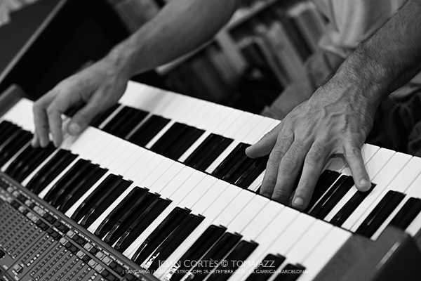 Guillem Callejón Trio (Sangarra / Llibreria Strogoff, 2025-09-25 / La Garriga -Barcelona-) Por Joan Cortès [INSTANTZZ AKA Galería fotográfica AKA Fotoblog de jazz, impro… y algo más] - Tomajazz - Guillem Callejón Trio actuó en Llibreria Strogoff, en La Garriga -Barcelona-, el 25 de septiembre de 2025. Joan Cortès lo retrata en INSTANTZZ. Actuaron Guillem Callejón, Txema Riera, Ricard Parera 