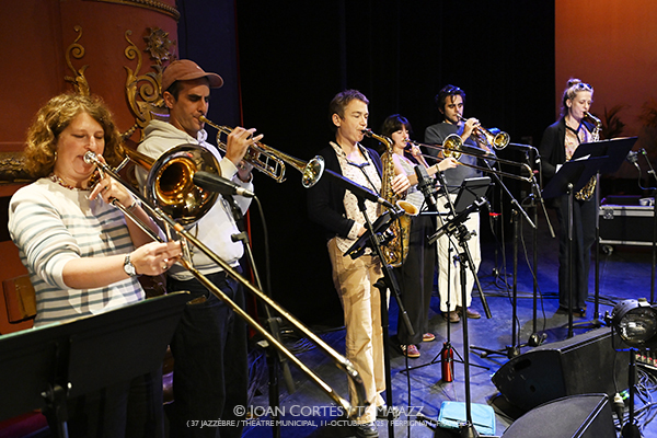 Le Discobole Orchestra invité Christine Salem «Kafé Gryé» (37 Jazzèbre / Théâtre Municipal, 2025-10-11 / Perpignan -France-) [5] Por Joan Cortès [INSTANTZZ AKA Galería fotográfica AKA Fotoblog de jazz, impro… y algo más] - Tomajazz - Le Discobole Orchestra invité Christine Salem «Kafé Gryé» actuó en el 37 Jazzèbre el 11 de octubre de 2025. Joan Cortès lo retrata en INSTANTZZ