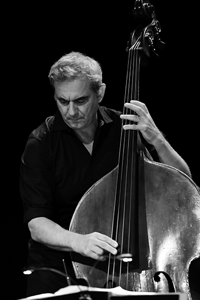 Naïssam Jalal «Healing Rituals» (37 Jazzèbre 2025 / Ciné-Théâtre Le Vauban, 2025-09-27 / Port-Vendres -France-) Por Joan Cortès [INSTANTZZ AKA Galería fotográfica AKA Fotoblog de jazz, impro… y algo más] - Tomajazz - Naïssam Jalal «Healing Rituals» actuó en el 37 Jazzèbre 2025 en Port-Vendres -Francia. Joan Cortès lo retrata en INSTANTZZ. Actuaron Naïssam Jalal, flauta, nay, voz y composiciones Clément Petit, violoncello Claude Tchamitchian, contrabajo Zaza Desiderio 