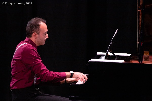 David Hernando Vítores - Sandro Bakhuashvili "Horizontes sonoros" (Centro Cultural Valdebernardo, Madrid. 2025-10-04) Por Enrique Farelo [INSTANTZZ AKA Galería fotográfica AKA Fotoblog de jazz, impro… y algo más] - Tomajazz - David Hernando Vítores - Sandro Bakhuashvili "Horizontes sonoros" actuaron en el Centro Cultural Valdebernardo de Madrid, el 4 de octubre de 2025. Enrique Farelo los retrata en INSTANTZZ