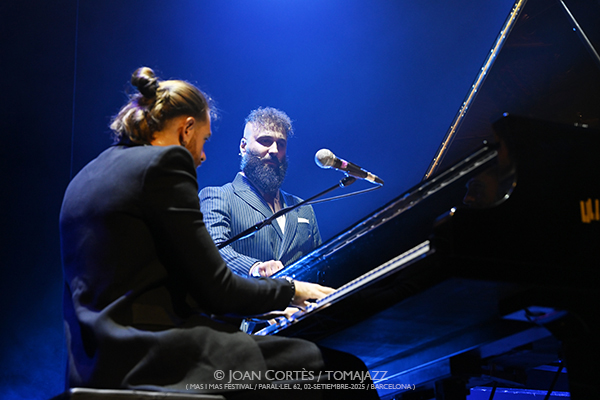 El Yiyo & Andrés Barrios (Mas i Mas Festival / Paral•lel 62, 04-setiembre-2025, Barcelona) Por Joan Cortès [Flamencuras AKA INSTANTZZ AKA Galería fotográfica AKA Fotoblog de jazz, impro… y algo más] - Tomajazz - El Yiyo & Andrés Barrios actuaron en el Mas i Mas Festival de Barcelona el 4 de setiembre de 2025. Joan Cortès los retrata en las Flamencuras de INSTANTZZ. Actuaron Miguel Fernández El Yiyo, Andrés Barrios, José Heredia, Juan Amaya 
