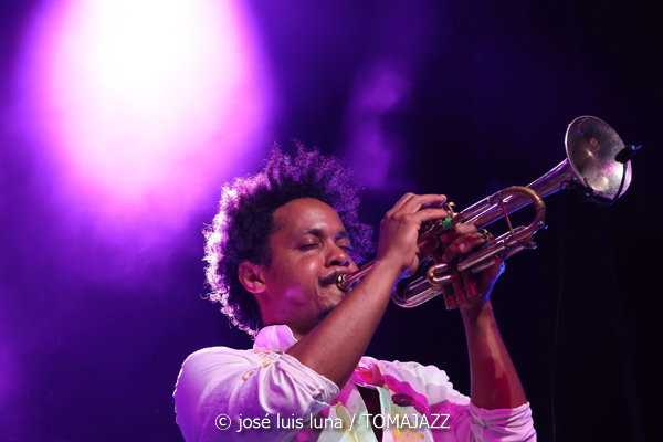 Carlos Sarduy & Groove Messengers (37 Eivissa Jazz 2025. Baluard de Santa Llúcia. Eivissa. 2025-09-06) Por José Luis Luna Rocafort [INSTANTZZ AKA Galería fotográfica AKA Fotoblog de jazz, impro… y algo más] - Tomajazz - Carlos Sarduy & Groove Messengers actuaron en el 37 Eivissa Jazz 2025. José Luis Luna Rocafort lo retrata en INSTANTZZ. Actuaron Carlos Sarduy, Alexey León, Vicent Tur, Abel Marcel, Aaron Puente, Jay Kalo Sánchez, Marina Abad, Noslen Ortega