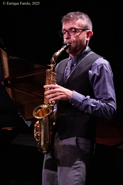 David Hernando Vítores - Sandro Bakhuashvili "Horizontes sonoros" (Centro Cultural Valdebernardo, Madrid. 2025-10-04) Por Enrique Farelo [INSTANTZZ AKA Galería fotográfica AKA Fotoblog de jazz, impro… y algo más] - Tomajazz - David Hernando Vítores - Sandro Bakhuashvili "Horizontes sonoros" actuaron en el Centro Cultural Valdebernardo de Madrid, el 4 de octubre de 2025. Enrique Farelo los retrata en INSTANTZZ