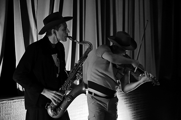 Robin Fincker & Mathieu Werchowski «Chien Pigeon» (37 Jazzèbre / La Voile d’Or, 2025-09-27 / Port-Vendres -France-) Por Joan Cortès [INSTANTZZ AKA Galería fotográfica AKA Fotoblog de jazz, impro… y algo más] - Tomajazz - Robin Fincker & Mathieu Werchowski «Chien Pigeon» actuaron en el 37 Jazzèbre, el 27 de septiembre de 2025. Joan Cortès los retrata en INSTANTZZ