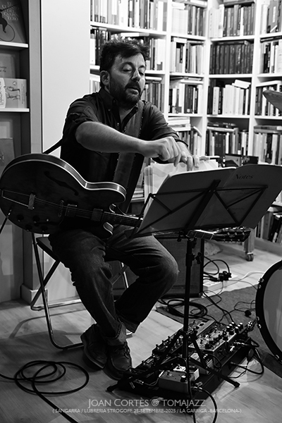 Guillem Callejón Trio (Sangarra / Llibreria Strogoff, 2025-09-25 / La Garriga -Barcelona-) Por Joan Cortès [INSTANTZZ AKA Galería fotográfica AKA Fotoblog de jazz, impro… y algo más] - Tomajazz - Guillem Callejón Trio actuó en Llibreria Strogoff, en La Garriga -Barcelona-, el 25 de septiembre de 2025. Joan Cortès lo retrata en INSTANTZZ. Actuaron Guillem Callejón, Txema Riera, Ricard Parera 