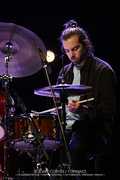Gautier Garrigue 4t «La Traversée» (37 Jazzèbre / Théâtre Municipal, 2025-10-11 / Perpignan -France-) Por Joan Cortès [INSTANTZZ AKA Galería fotográfica AKA Fotoblog de jazz, impro… y algo más] - Tomajazz - Gautier Garrigue 4t «La Traversée» actuó en el 37 Jazzèbre 2025 en Perpignan -Francia-. Joan Cortès lo retrata en INSTANTZZ. Actuaron Gautier Garrigue, Federico Cassagrande, Benjamin Moussay, Florent Nisse 