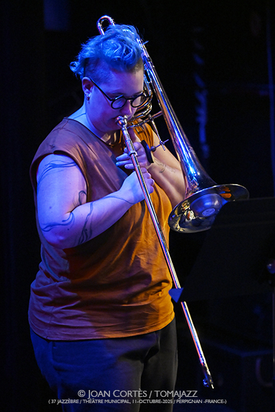 Le Discobole Orchestra invité Christine Salem «Kafé Gryé» (37 Jazzèbre / Théâtre Municipal, 2025-10-11 / Perpignan -France-) [5] Por Joan Cortès [INSTANTZZ AKA Galería fotográfica AKA Fotoblog de jazz, impro… y algo más] - Tomajazz - Le Discobole Orchestra invité Christine Salem «Kafé Gryé» actuó en el 37 Jazzèbre el 11 de octubre de 2025. Joan Cortès lo retrata en INSTANTZZ