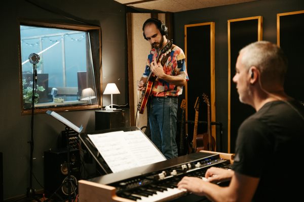 Entrevista con el guitarrista Rubén Reinaldo a propósito de Fusión Olívica. Por Carlos Lara, Enrique Farelo y Pachi Tapiz [Entrevista de jazz] - Tomajazz - El guitarrista Rubén Reinaldo ha publicado Fusión Olívica (Free Code Jazz Records; 2025), su primera grabación como líder. Carlos Lara, Enrique Farelo y Pachi Tapiz lo entrevistan con tal ocasión