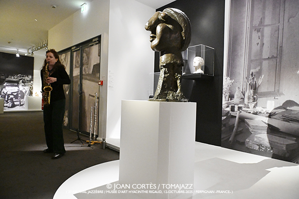 Cléa Torales «Balade au Musée» (37 Jazzèbre / Musée d’Art Hyacinthe Rigaud, 2025-10-12 / Perpignan -France-) [6] Por Joan Cortès [INSTANTZZ AKA Galería fotográfica AKA Fotoblog de jazz, impro… y algo más] - Tomajazz - Cléa Torales «Balade au Musée» actuó en el 37 Jazzèbre 2025 en Perpignan -Francia-. Joan Cortès retrata el concierto en INSTANTZZ