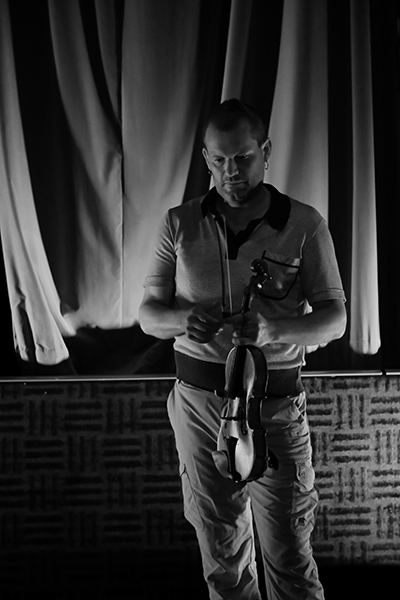 Robin Fincker & Mathieu Werchowski «Chien Pigeon» (37 Jazzèbre / La Voile d’Or, 2025-09-27 / Port-Vendres -France-) Por Joan Cortès [INSTANTZZ AKA Galería fotográfica AKA Fotoblog de jazz, impro… y algo más] - Tomajazz - Robin Fincker & Mathieu Werchowski «Chien Pigeon» actuaron en el 37 Jazzèbre, el 27 de septiembre de 2025. Joan Cortès los retrata en INSTANTZZ