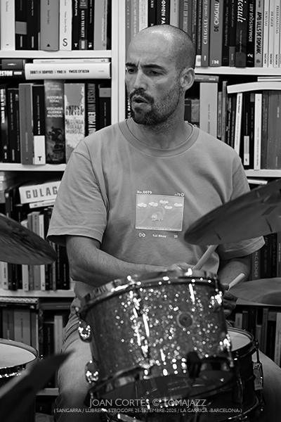 Guillem Callejón Trio (Sangarra / Llibreria Strogoff, 2025-09-25 / La Garriga -Barcelona-) Por Joan Cortès [INSTANTZZ AKA Galería fotográfica AKA Fotoblog de jazz, impro… y algo más] - Tomajazz - Guillem Callejón Trio actuó en Llibreria Strogoff, en La Garriga -Barcelona-, el 25 de septiembre de 2025. Joan Cortès lo retrata en INSTANTZZ. Actuaron Guillem Callejón, Txema Riera, Ricard Parera 