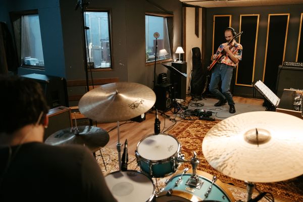 Entrevista con el guitarrista Rubén Reinaldo a propósito de Fusión Olívica. Por Carlos Lara, Enrique Farelo y Pachi Tapiz [Entrevista de jazz] - Tomajazz - El guitarrista Rubén Reinaldo ha publicado Fusión Olívica (Free Code Jazz Records; 2025), su primera grabación como líder. Carlos Lara, Enrique Farelo y Pachi Tapiz lo entrevistan con tal ocasión