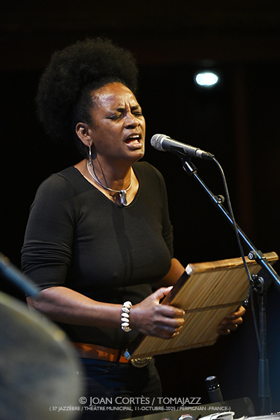 Le Discobole Orchestra invité Christine Salem «Kafé Gryé» (37 Jazzèbre / Théâtre Municipal, 2025-10-11 / Perpignan -France-) [5] Por Joan Cortès [INSTANTZZ AKA Galería fotográfica AKA Fotoblog de jazz, impro… y algo más] - Tomajazz - Le Discobole Orchestra invité Christine Salem «Kafé Gryé» actuó en el 37 Jazzèbre el 11 de octubre de 2025. Joan Cortès lo retrata en INSTANTZZ