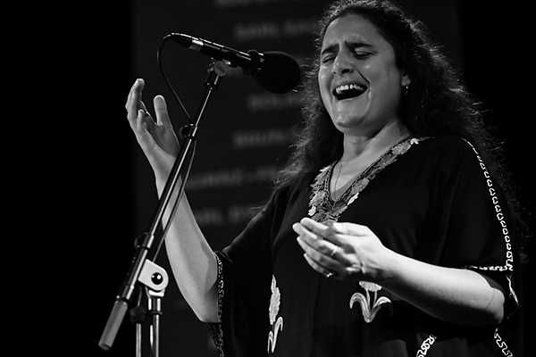 Naïssam Jalal «Healing Rituals» (37 Jazzèbre 2025 / Ciné-Théâtre Le Vauban, 2025-09-27 / Port-Vendres -France-) Por Joan Cortès [INSTANTZZ AKA Galería fotográfica AKA Fotoblog de jazz, impro… y algo más] - Tomajazz - Naïssam Jalal «Healing Rituals» actuó en el 37 Jazzèbre 2025 en Port-Vendres -Francia. Joan Cortès lo retrata en INSTANTZZ. Actuaron Naïssam Jalal, flauta, nay, voz y composiciones Clément Petit, violoncello Claude Tchamitchian, contrabajo Zaza Desiderio 