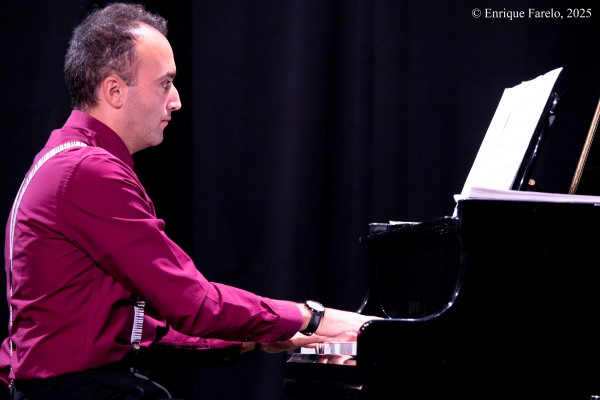 David Hernando Vítores - Sandro Bakhuashvili "Horizontes sonoros" (Centro Cultural Valdebernardo, Madrid. 2025-10-04) Por Enrique Farelo [INSTANTZZ AKA Galería fotográfica AKA Fotoblog de jazz, impro… y algo más] - Tomajazz - David Hernando Vítores - Sandro Bakhuashvili "Horizontes sonoros" actuaron en el Centro Cultural Valdebernardo de Madrid, el 4 de octubre de 2025. Enrique Farelo los retrata en INSTANTZZ