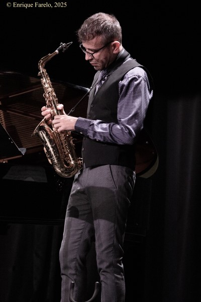 David Hernando Vítores - Sandro Bakhuashvili "Horizontes sonoros" (Centro Cultural Valdebernardo, Madrid. 2025-10-04) Por Enrique Farelo [INSTANTZZ AKA Galería fotográfica AKA Fotoblog de jazz, impro… y algo más] - Tomajazz - David Hernando Vítores - Sandro Bakhuashvili "Horizontes sonoros" actuaron en el Centro Cultural Valdebernardo de Madrid, el 4 de octubre de 2025. Enrique Farelo los retrata en INSTANTZZ