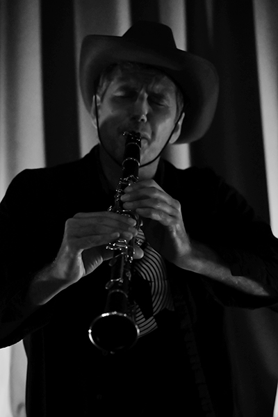 Robin Fincker & Mathieu Werchowski «Chien Pigeon» (37 Jazzèbre / La Voile d’Or, 2025-09-27 / Port-Vendres -France-) Por Joan Cortès [INSTANTZZ AKA Galería fotográfica AKA Fotoblog de jazz, impro… y algo más] - Tomajazz - Robin Fincker & Mathieu Werchowski «Chien Pigeon» actuaron en el 37 Jazzèbre, el 27 de septiembre de 2025. Joan Cortès los retrata en INSTANTZZ