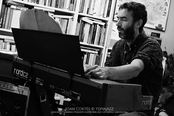Guillem Callejón Trio (Sangarra / Llibreria Strogoff, 2025-09-25 / La Garriga -Barcelona-) Por Joan Cortès [INSTANTZZ AKA Galería fotográfica AKA Fotoblog de jazz, impro… y algo más] - Tomajazz - Guillem Callejón Trio actuó en Llibreria Strogoff, en La Garriga -Barcelona-, el 25 de septiembre de 2025. Joan Cortès lo retrata en INSTANTZZ. Actuaron Guillem Callejón, Txema Riera, Ricard Parera 
