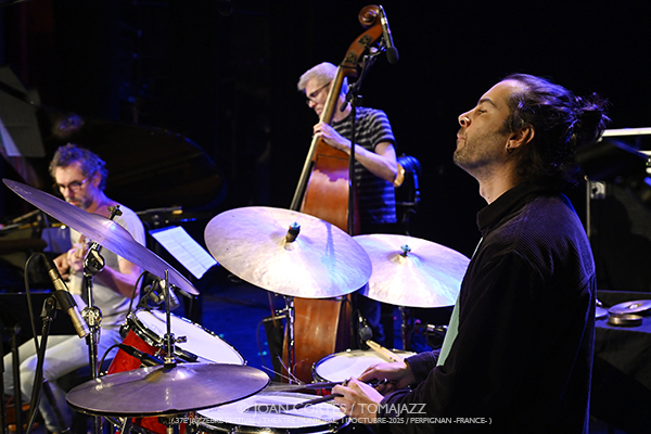 Gautier Garrigue 4t «La Traversée» (37 Jazzèbre / Théâtre Municipal, 2025-10-11 / Perpignan -France-) Por Joan Cortès [INSTANTZZ AKA Galería fotográfica AKA Fotoblog de jazz, impro… y algo más] - Tomajazz - Gautier Garrigue 4t «La Traversée» actuó en el 37 Jazzèbre 2025 en Perpignan -Francia-. Joan Cortès lo retrata en INSTANTZZ. Actuaron Gautier Garrigue, Federico Cassagrande, Benjamin Moussay, Florent Nisse 