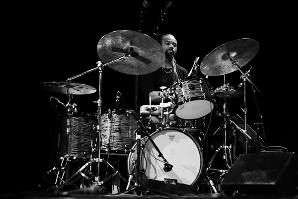 Naïssam Jalal «Healing Rituals» (37 Jazzèbre 2025 / Ciné-Théâtre Le Vauban, 2025-09-27 / Port-Vendres -France-) Por Joan Cortès [INSTANTZZ AKA Galería fotográfica AKA Fotoblog de jazz, impro… y algo más] - Tomajazz - Naïssam Jalal «Healing Rituals» actuó en el 37 Jazzèbre 2025 en Port-Vendres -Francia. Joan Cortès lo retrata en INSTANTZZ. Actuaron Naïssam Jalal, flauta, nay, voz y composiciones Clément Petit, violoncello Claude Tchamitchian, contrabajo Zaza Desiderio 