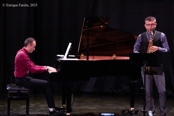 David Hernando Vítores - Sandro Bakhuashvili "Horizontes sonoros" (Centro Cultural Valdebernardo, Madrid. 2025-10-04) Por Enrique Farelo [INSTANTZZ AKA Galería fotográfica AKA Fotoblog de jazz, impro… y algo más] - Tomajazz - David Hernando Vítores - Sandro Bakhuashvili "Horizontes sonoros" actuaron en el Centro Cultural Valdebernardo de Madrid, el 4 de octubre de 2025. Enrique Farelo los retrata en INSTANTZZ