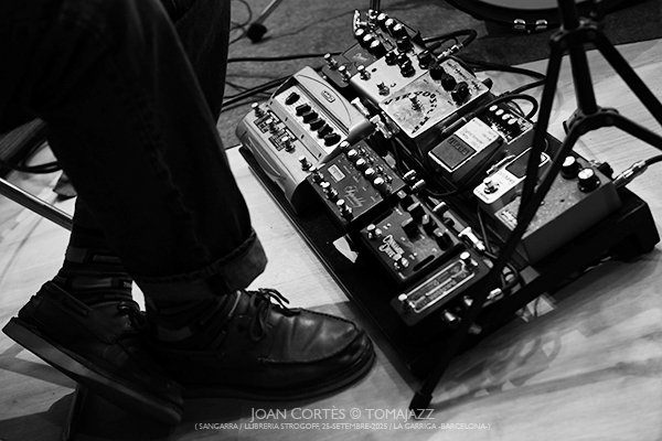 Guillem Callejón Trio (Sangarra / Llibreria Strogoff, 2025-09-25 / La Garriga -Barcelona-) Por Joan Cortès [INSTANTZZ AKA Galería fotográfica AKA Fotoblog de jazz, impro… y algo más] - Tomajazz - Guillem Callejón Trio actuó en Llibreria Strogoff, en La Garriga -Barcelona-, el 25 de septiembre de 2025. Joan Cortès lo retrata en INSTANTZZ. Actuaron Guillem Callejón, Txema Riera, Ricard Parera 