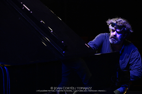 Gautier Garrigue 4t «La Traversée» (37 Jazzèbre / Théâtre Municipal, 2025-10-11 / Perpignan -France-) Por Joan Cortès [INSTANTZZ AKA Galería fotográfica AKA Fotoblog de jazz, impro… y algo más] - Tomajazz - Gautier Garrigue 4t «La Traversée» actuó en el 37 Jazzèbre 2025 en Perpignan -Francia-. Joan Cortès lo retrata en INSTANTZZ. Actuaron Gautier Garrigue, Federico Cassagrande, Benjamin Moussay, Florent Nisse 
