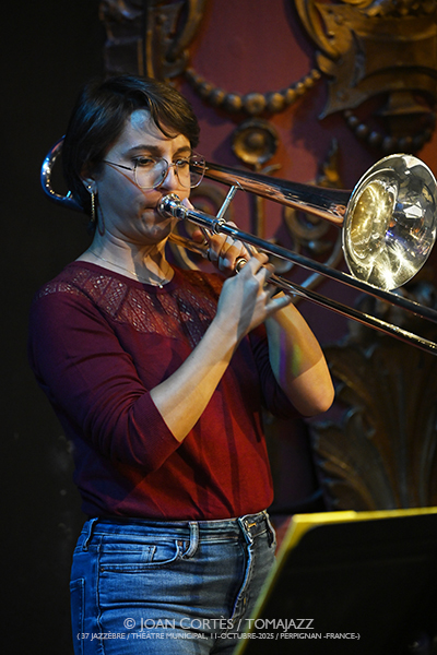 Le Discobole Orchestra invité Christine Salem «Kafé Gryé» (37 Jazzèbre / Théâtre Municipal, 2025-10-11 / Perpignan -France-) [5] Por Joan Cortès [INSTANTZZ AKA Galería fotográfica AKA Fotoblog de jazz, impro… y algo más] - Tomajazz - Le Discobole Orchestra invité Christine Salem «Kafé Gryé» actuó en el 37 Jazzèbre el 11 de octubre de 2025. Joan Cortès lo retrata en INSTANTZZ
