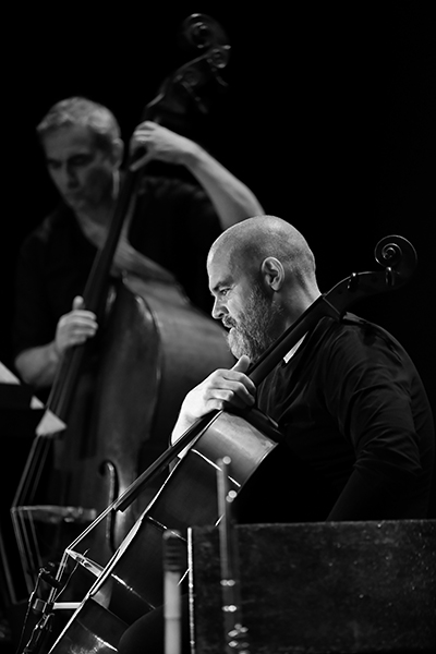 Naïssam Jalal «Healing Rituals» (37 Jazzèbre 2025 / Ciné-Théâtre Le Vauban, 2025-09-27 / Port-Vendres -France-) Por Joan Cortès [INSTANTZZ AKA Galería fotográfica AKA Fotoblog de jazz, impro… y algo más] - Tomajazz - Naïssam Jalal «Healing Rituals» actuó en el 37 Jazzèbre 2025 en Port-Vendres -Francia. Joan Cortès lo retrata en INSTANTZZ. Actuaron Naïssam Jalal, flauta, nay, voz y composiciones Clément Petit, violoncello Claude Tchamitchian, contrabajo Zaza Desiderio 
