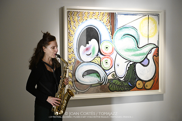 Cléa Torales «Balade au Musée» (37 Jazzèbre / Musée d’Art Hyacinthe Rigaud, 2025-10-12 / Perpignan -France-) [6] Por Joan Cortès [INSTANTZZ AKA Galería fotográfica AKA Fotoblog de jazz, impro… y algo más] - Tomajazz - Cléa Torales «Balade au Musée» actuó en el 37 Jazzèbre 2025 en Perpignan -Francia-. Joan Cortès retrata el concierto en INSTANTZZ