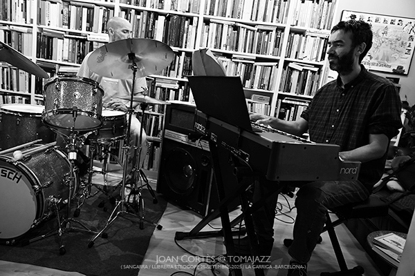 Guillem Callejón Trio (Sangarra / Llibreria Strogoff, 2025-09-25 / La Garriga -Barcelona-) Por Joan Cortès [INSTANTZZ AKA Galería fotográfica AKA Fotoblog de jazz, impro… y algo más] - Tomajazz - Guillem Callejón Trio actuó en Llibreria Strogoff, en La Garriga -Barcelona-, el 25 de septiembre de 2025. Joan Cortès lo retrata en INSTANTZZ. Actuaron Guillem Callejón, Txema Riera, Ricard Parera 