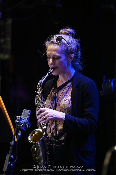 Le Discobole Orchestra invité Christine Salem «Kafé Gryé» (37 Jazzèbre / Théâtre Municipal, 2025-10-11 / Perpignan -France-) [5] Por Joan Cortès [INSTANTZZ AKA Galería fotográfica AKA Fotoblog de jazz, impro… y algo más] - Tomajazz - Le Discobole Orchestra invité Christine Salem «Kafé Gryé» actuó en el 37 Jazzèbre el 11 de octubre de 2025. Joan Cortès lo retrata en INSTANTZZ