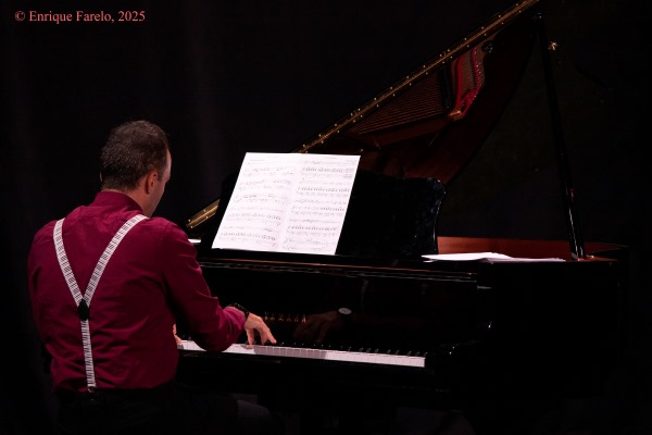 David Hernando Vítores - Sandro Bakhuashvili "Horizontes sonoros" (Centro Cultural Valdebernardo, Madrid. 2025-10-04) Por Enrique Farelo [INSTANTZZ AKA Galería fotográfica AKA Fotoblog de jazz, impro… y algo más] - Tomajazz - David Hernando Vítores - Sandro Bakhuashvili "Horizontes sonoros" actuaron en el Centro Cultural Valdebernardo de Madrid, el 4 de octubre de 2025. Enrique Farelo los retrata en INSTANTZZ
