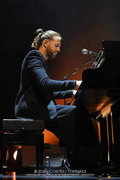 El Yiyo & Andrés Barrios (Mas i Mas Festival / Paral•lel 62, 04-setiembre-2025, Barcelona) Por Joan Cortès [Flamencuras AKA INSTANTZZ AKA Galería fotográfica AKA Fotoblog de jazz, impro… y algo más] - Tomajazz - El Yiyo & Andrés Barrios actuaron en el Mas i Mas Festival de Barcelona el 4 de setiembre de 2025. Joan Cortès los retrata en las Flamencuras de INSTANTZZ. Actuaron Miguel Fernández El Yiyo, Andrés Barrios, José Heredia, Juan Amaya 