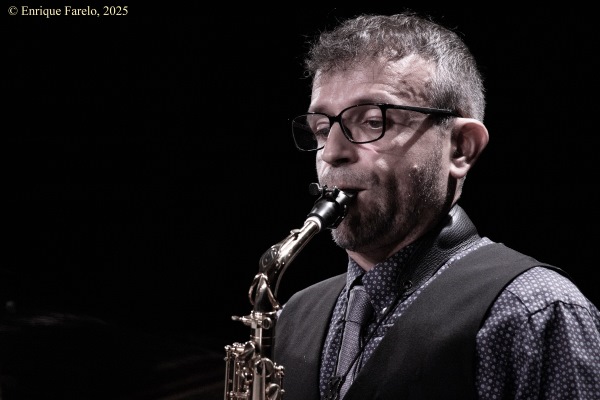 David Hernando Vítores - Sandro Bakhuashvili "Horizontes sonoros" (Centro Cultural Valdebernardo, Madrid. 2025-10-04) Por Enrique Farelo [INSTANTZZ AKA Galería fotográfica AKA Fotoblog de jazz, impro… y algo más] - Tomajazz - David Hernando Vítores - Sandro Bakhuashvili "Horizontes sonoros" actuaron en el Centro Cultural Valdebernardo de Madrid, el 4 de octubre de 2025. Enrique Farelo los retrata en INSTANTZZ