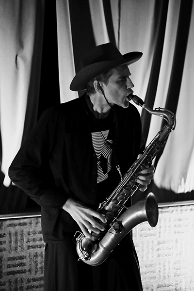 Robin Fincker & Mathieu Werchowski «Chien Pigeon» (37 Jazzèbre / La Voile d’Or, 2025-09-27 / Port-Vendres -France-) Por Joan Cortès [INSTANTZZ AKA Galería fotográfica AKA Fotoblog de jazz, impro… y algo más] - Tomajazz - Robin Fincker & Mathieu Werchowski «Chien Pigeon» actuaron en el 37 Jazzèbre, el 27 de septiembre de 2025. Joan Cortès los retrata en INSTANTZZ