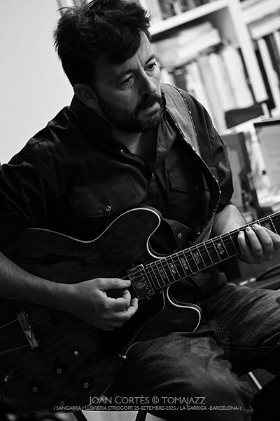 Guillem Callejón Trio (Sangarra / Llibreria Strogoff, 2025-09-25 / La Garriga -Barcelona-) Por Joan Cortès [INSTANTZZ AKA Galería fotográfica AKA Fotoblog de jazz, impro… y algo más] - Tomajazz - Guillem Callejón Trio actuó en Llibreria Strogoff, en La Garriga -Barcelona-, el 25 de septiembre de 2025. Joan Cortès lo retrata en INSTANTZZ. Actuaron Guillem Callejón, Txema Riera, Ricard Parera 