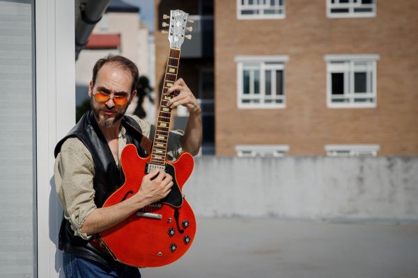 Entrevista con el guitarrista Rubén Reinaldo a propósito de Fusión Olívica. Por Carlos Lara, Enrique Farelo y Pachi Tapiz [Entrevista de jazz] - Tomajazz - El guitarrista Rubén Reinaldo ha publicado Fusión Olívica (Free Code Jazz Records; 2025), su primera grabación como líder. Carlos Lara, Enrique Farelo y Pachi Tapiz lo entrevistan con tal ocasión