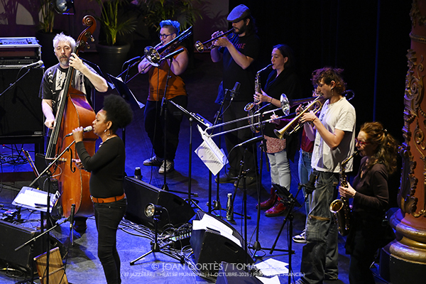 Le Discobole Orchestra invité Christine Salem «Kafé Gryé» (37 Jazzèbre / Théâtre Municipal, 2025-10-11 / Perpignan -France-) [5] Por Joan Cortès [INSTANTZZ AKA Galería fotográfica AKA Fotoblog de jazz, impro… y algo más] - Tomajazz - Le Discobole Orchestra invité Christine Salem «Kafé Gryé» actuó en el 37 Jazzèbre el 11 de octubre de 2025. Joan Cortès lo retrata en INSTANTZZ