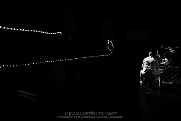 Marco Mezquida & Chicuelo «Del Alma» (Teatre Patronat, 2025-10-04 / La Garriga -Barcelona-) Por Joan Cortès [INSTANTZZ AKA Galería fotográfica AKA Fotoblog de jazz, impro… y algo más] - Tomajazz - Marco Mezquida & Chicuelo «Del Alma» actuaron en el Teatre Patronat de La Garriga -Barcelona-, el 4 de octubre de 2025. Joan Cortès los retrata en INSTANTZZ