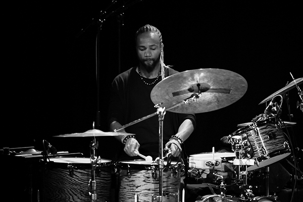 Naïssam Jalal «Healing Rituals» (37 Jazzèbre 2025 / Ciné-Théâtre Le Vauban, 2025-09-27 / Port-Vendres -France-) Por Joan Cortès [INSTANTZZ AKA Galería fotográfica AKA Fotoblog de jazz, impro… y algo más] - Tomajazz - Naïssam Jalal «Healing Rituals» actuó en el 37 Jazzèbre 2025 en Port-Vendres -Francia. Joan Cortès lo retrata en INSTANTZZ. Actuaron Naïssam Jalal, flauta, nay, voz y composiciones Clément Petit, violoncello Claude Tchamitchian, contrabajo Zaza Desiderio 