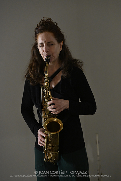 Cléa Torales «Balade au Musée» (37 Jazzèbre / Musée d’Art Hyacinthe Rigaud, 2025-10-12 / Perpignan -France-) [6] Por Joan Cortès [INSTANTZZ AKA Galería fotográfica AKA Fotoblog de jazz, impro… y algo más] - Tomajazz - Cléa Torales «Balade au Musée» actuó en el 37 Jazzèbre 2025 en Perpignan -Francia-. Joan Cortès retrata el concierto en INSTANTZZ