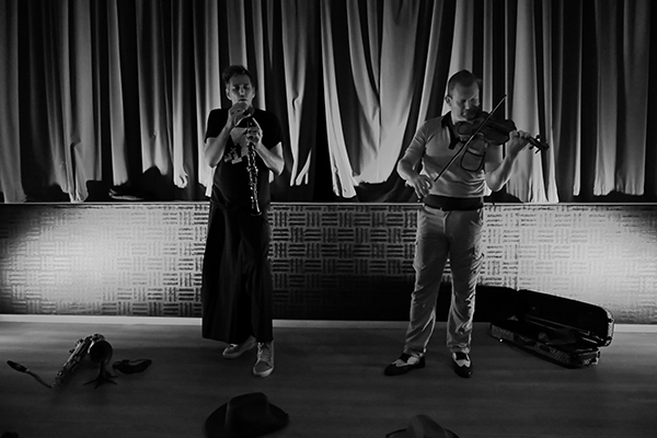 Robin Fincker & Mathieu Werchowski «Chien Pigeon» (37 Jazzèbre / La Voile d’Or, 2025-09-27 / Port-Vendres -France-) Por Joan Cortès [INSTANTZZ AKA Galería fotográfica AKA Fotoblog de jazz, impro… y algo más] - Tomajazz - Robin Fincker & Mathieu Werchowski «Chien Pigeon» actuaron en el 37 Jazzèbre, el 27 de septiembre de 2025. Joan Cortès los retrata en INSTANTZZ